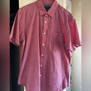 Short sleeve button up with fun casual pattern. Men’s large.